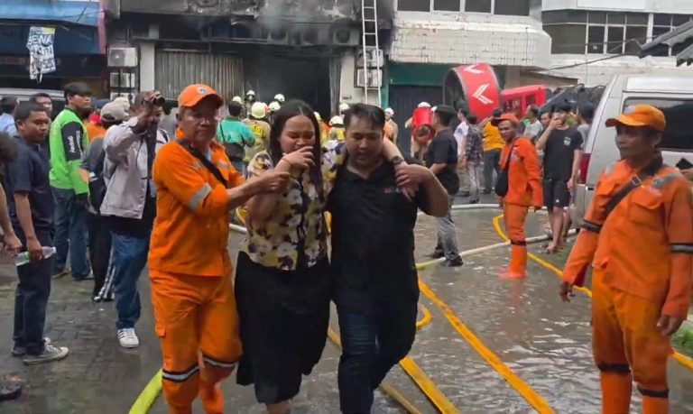 Dramatis, Detik-Detik Petugas Evakuasi Karyawan saat Kebakaran Gedung Gedung Terra Drone Kemayoran : Okezone News