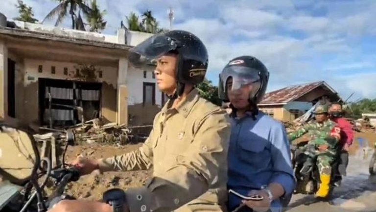 Gibran Kunjungi Posko Pengungsi Banjir Bandang di Agam Sumbar