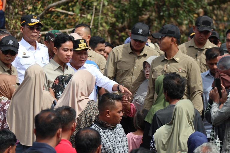Tinjau Lokasi Bencana di Tapanuli Selatan, Gibran Pastikan Kebutuhan Dasar Pengungsi Terpenuhi : Okezone News