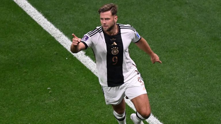 Gimenez Menepi Selama Dua Bulan, Paksa Milan Incar Niclas Fullkrug