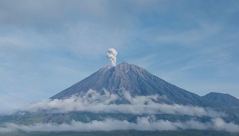 Gunung Semeru Meletus Belasan Kali sejak Dini Hari, Kolom Abu Capai 1,1 Km : Okezone News