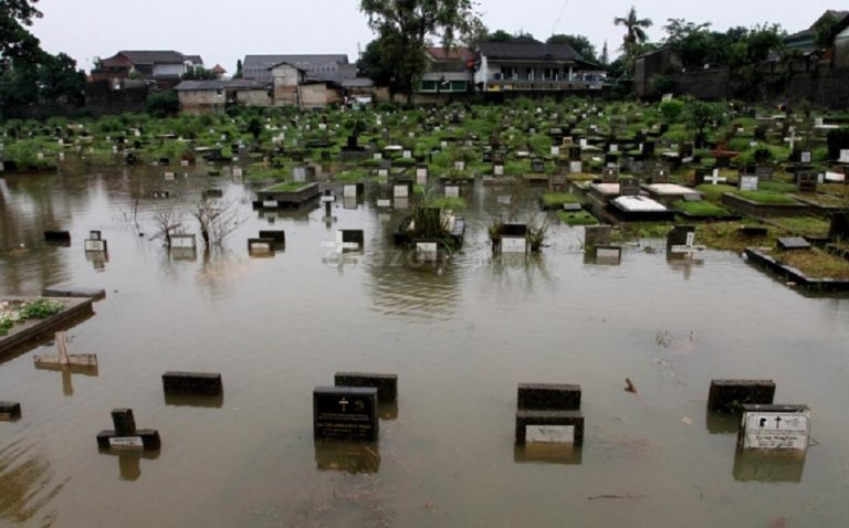 Tata Cara Memakamkan Jenazah di Tanah Berlumpur karena Banjir : Okezone Muslim