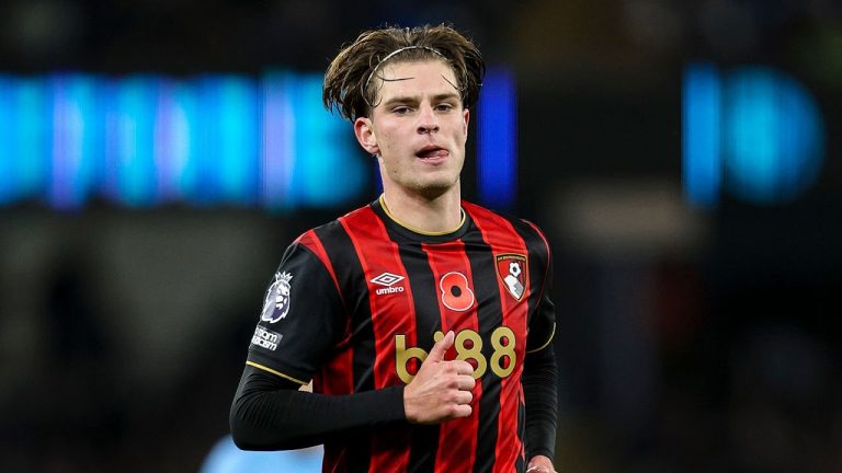 Iraola Yakin Alex Scott Segera Temukan Performa Terbaiknya Lagi