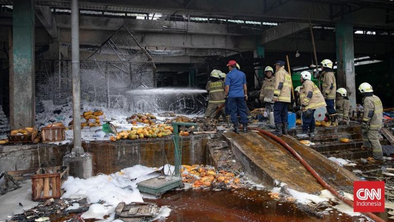 Polisi Pastikan Tak Ada Korban Jiwa Kebakaran Pasar Induk Kramat Jati
