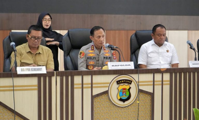 Kemenhut-Polda Lampung Bongkar Kronologi Gelondongan Kayu Terdampar, Berawal dari Kapal Rusak : Okezone News