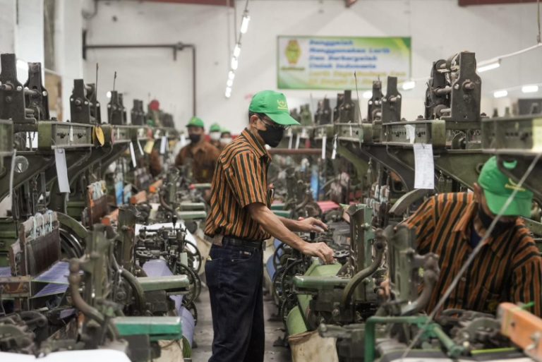 Kementerian UMKM Luncurkan Holding UMKM, Perkuat Sektor Fesyen dan Kerajingan Tangan : Okezone Economy