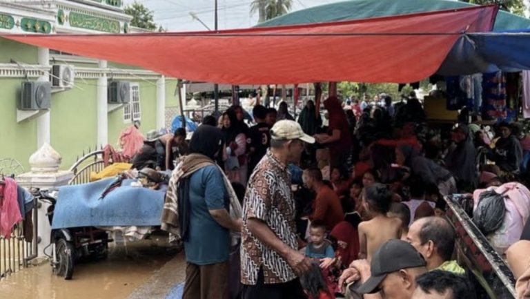 Warga Aceh Tamiang Selamat dari Banjir tapi Kelaparan di Pengungsian