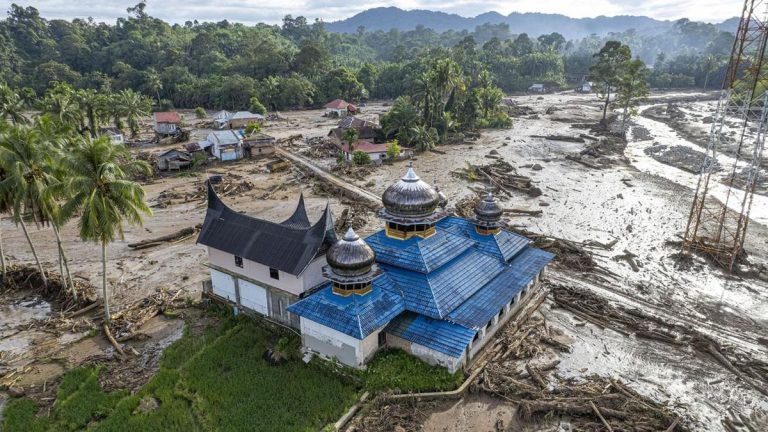Sungai Meluap, Jembatan Darurat di Agam Sumbar Terbawa Arus