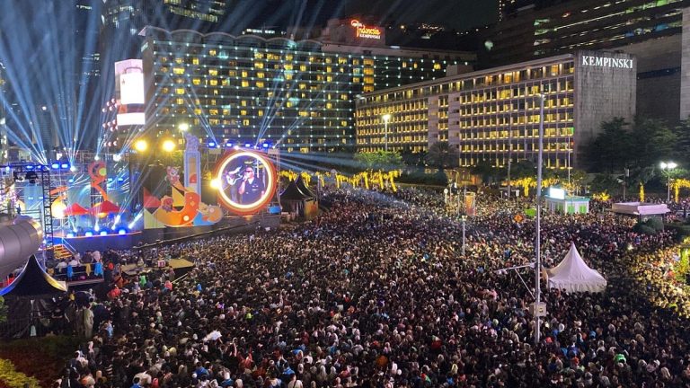 Penampakan Lautan Manusia di Bundaran HI Rayakan Malam Pergantian Tahun : Okezone News