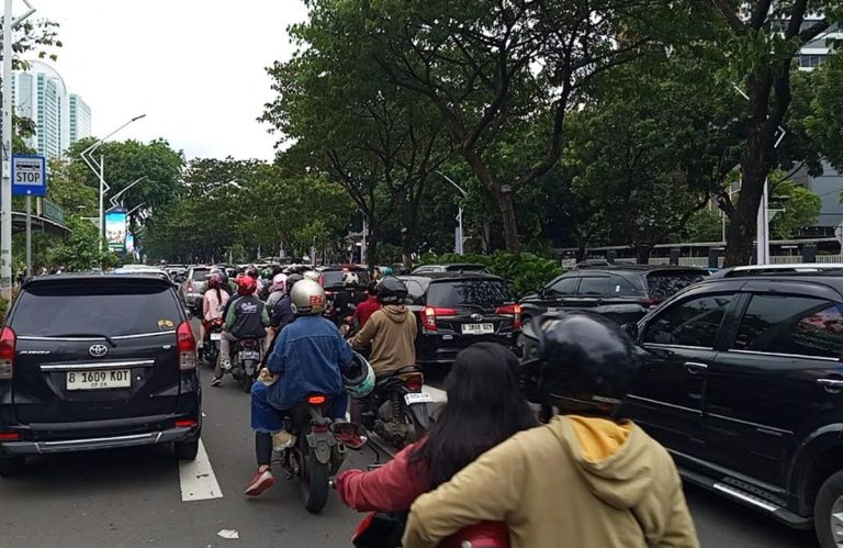 Kawasan GBK Macet, Ada Natal Tiberias dan Indonesia Sports Summit : Okezone News