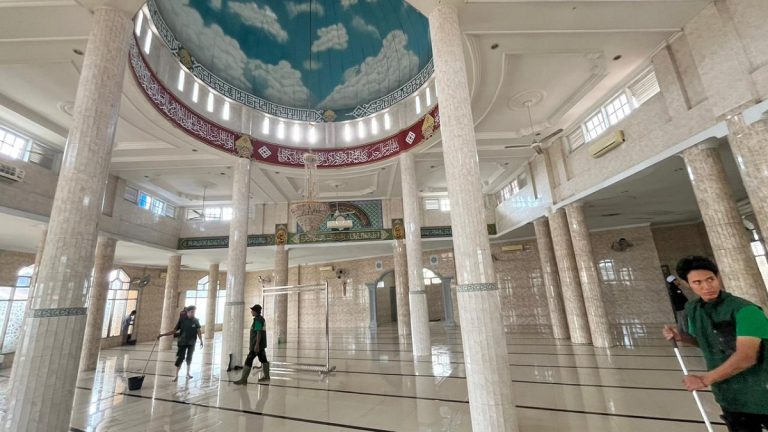 Usai Dibersihkan Personel Polri, Masjid Terdampak Bencana di Aceh Tamiang Bisa Dipakai Warga : Okezone News