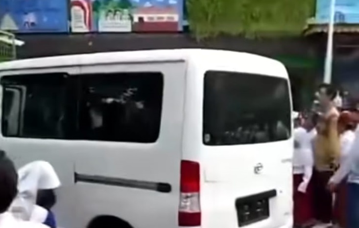 Mobil MBG Tabrak Siswa di SDN 01 Kalibaru, 19 Dilarikan ke RS : Okezone News