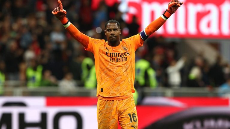 Media Italia Ungkap Upaya AC Milan Amankan Kontrak Mike Maignan