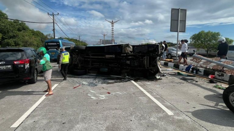 Mobil Travel Terguling di Tol Bali, 13 WN China Terluka