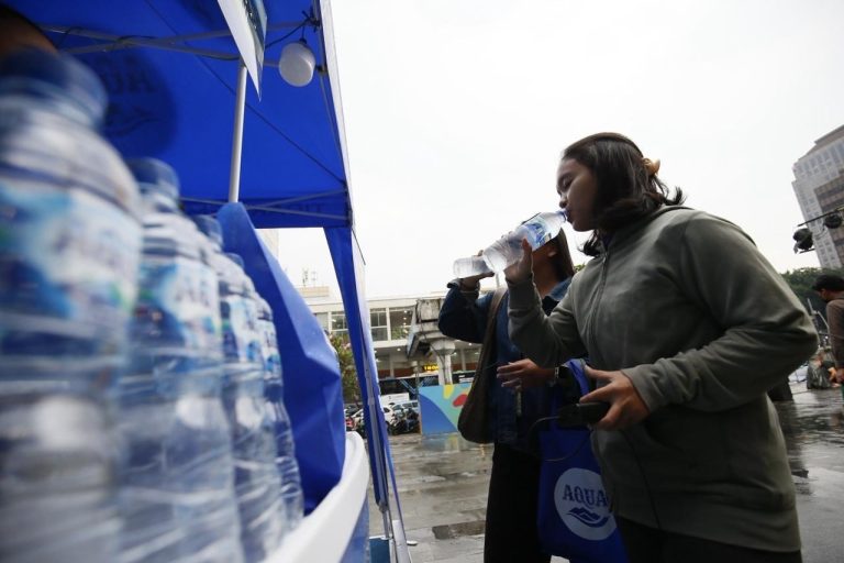 Penonton Antusias Ikut Quiz Bareng AQUA di Music Zone! : Okezone Celebrity