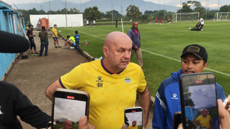 Pelatih Persib Buka Suara Soal Rumor Hehanussa Bersaudara