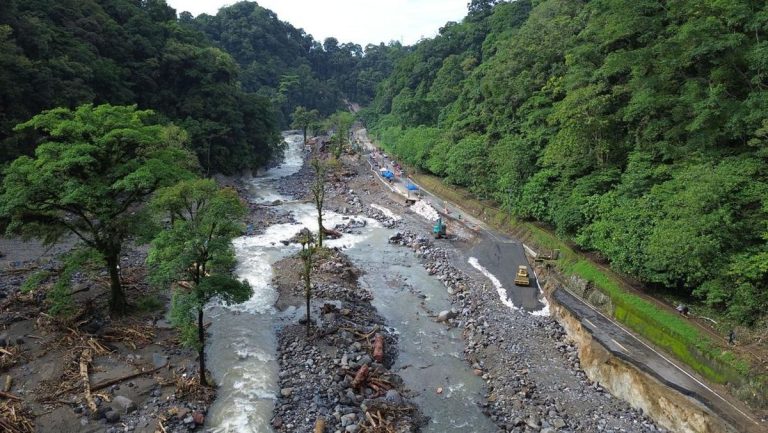 Jalan Putus Lembah Anai karena Banjir Bandang, Masih Ditutup Total