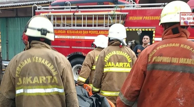Fasad Gedung Sarinah Terbakar, Manajemen Pastikan Operasional Kembali Normal : Okezone News