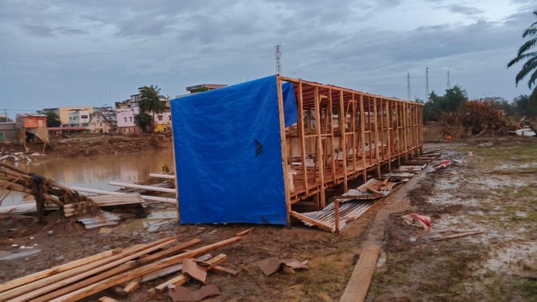 Cegah Penyakit, Polisi dan Warga Bangun MCK di Lokasi Bencana Aceh Tamiang : Okezone News