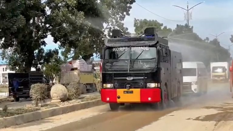 Cegah ISPA, Polri Bersihkan-Siram Debu Pascabanjir Jalan Aceh Tamiang