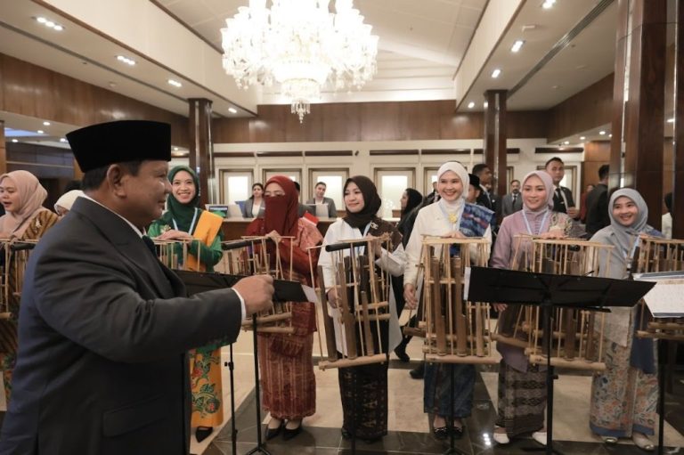 Momen Hangat dan Antusias WNI Sambut Prabowo di Pakistan: Happy, Semuanya Semangat! : Okezone News