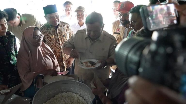 Momen Prabowo Cicipi Masakan Warga saat Cek Posko Pengungsian di Aceh