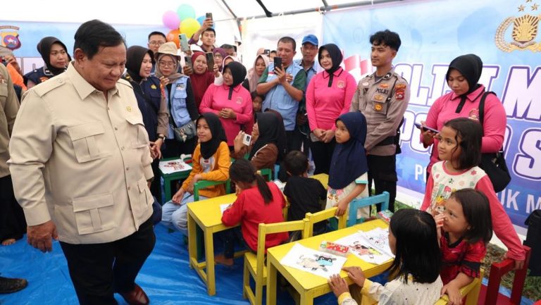 Prabowo Ajak Korban Banjir Agam Main Tebak-Tebakan Nama Menteri