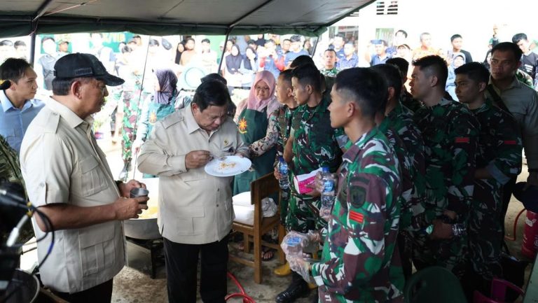 Prabowo Santap Nasi Goreng Telor Ceplok di Posko Pengungsi Banjir Agam