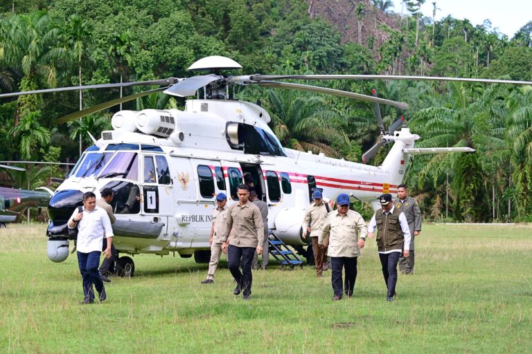Prabowo Naik Heli Tinjau Pengungsi dan Pembangunan Huntara di Agam : Okezone News