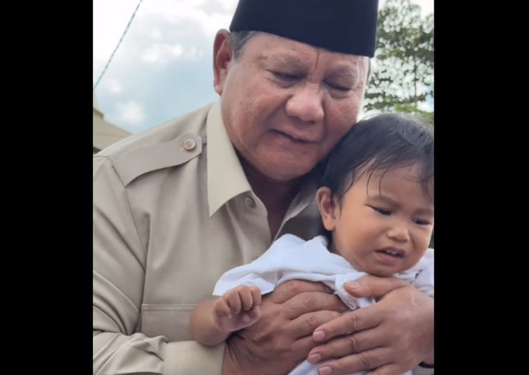Balita Digendong Prabowo di Takengon, Momen Penuh Haru Diunggah sang Ibu di Medsos : Okezone News