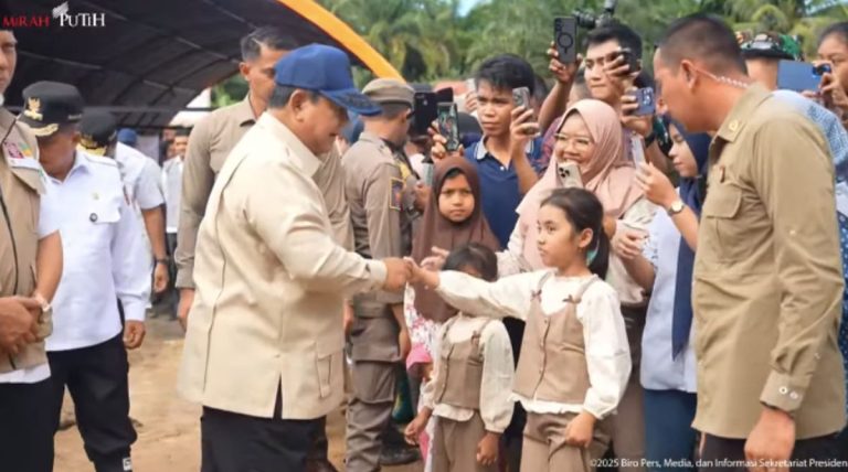 Mengharukan, Prabowo Tinjau Posko Pengungsi di Agam Disambut Lagu Indonesia Raya : Okezone News