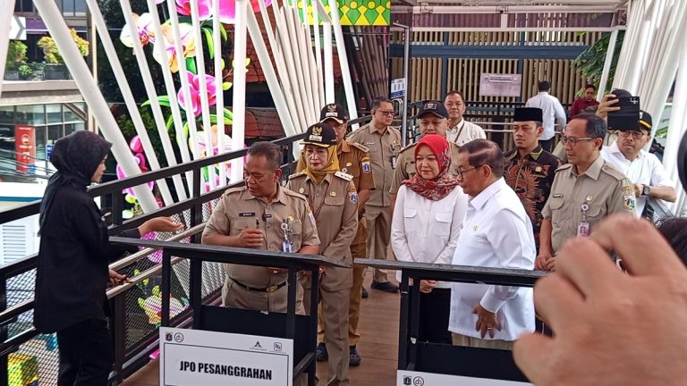JPO Pesanggrahan dan Pangkalan Jati Resmi Beroperasi, Dilengkapi Lift untuk Pengguna Prioritas : Okezone News