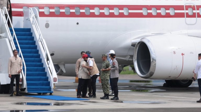 Momen Presiden Prabowo Peluk Gubernur Mualem Setibanya di Aceh : Okezone News