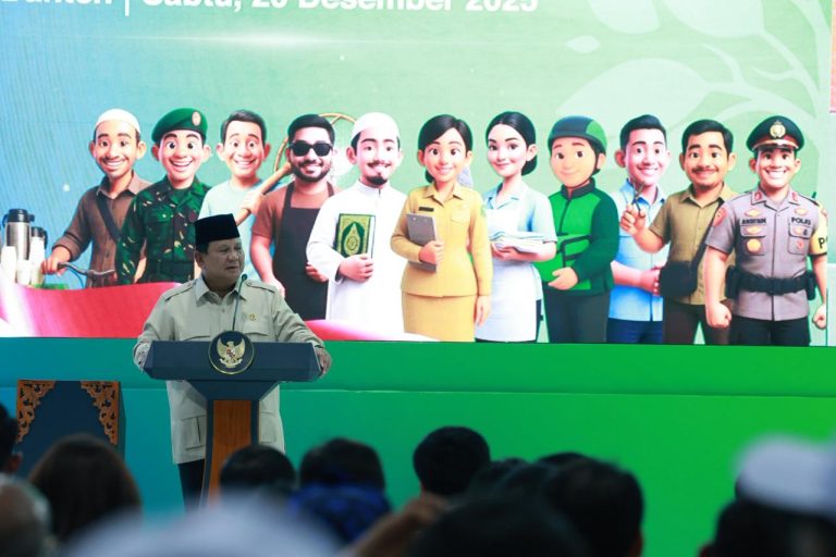 Prabowo: Petugas Bekerja Siang Malam Hadapi Bencana, Tantangan Kita Hadapi Bersama : Okezone News