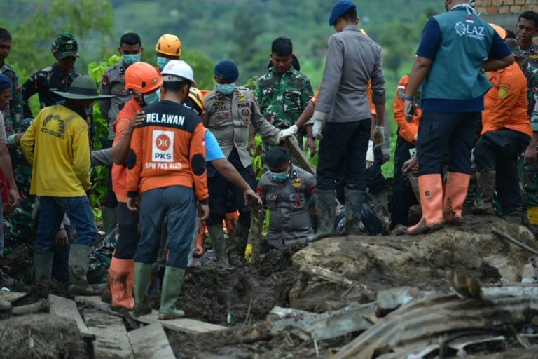 Kolaborasi Relawan dan Aparat Negara Percepat Penanganan Bencana Sumatera : Okezone News