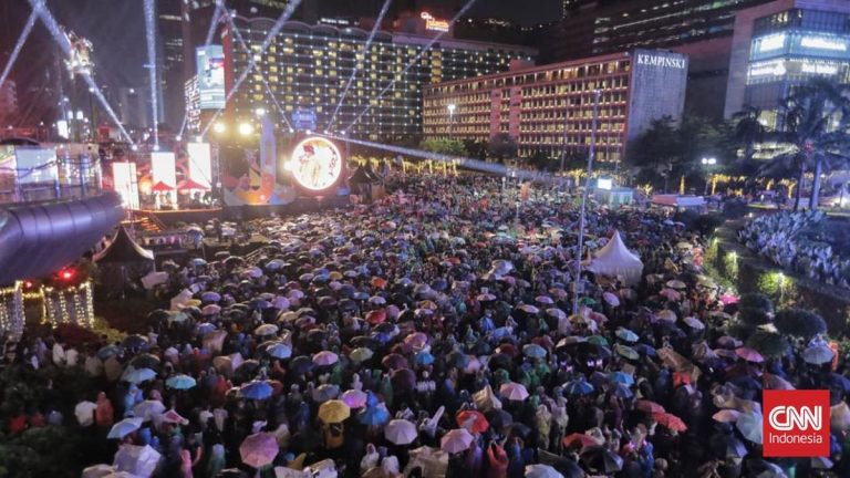 Malam Tahun Baru 2026 di Bundaran HI Jakarta: Hujan, 2 Warga Kecopetan