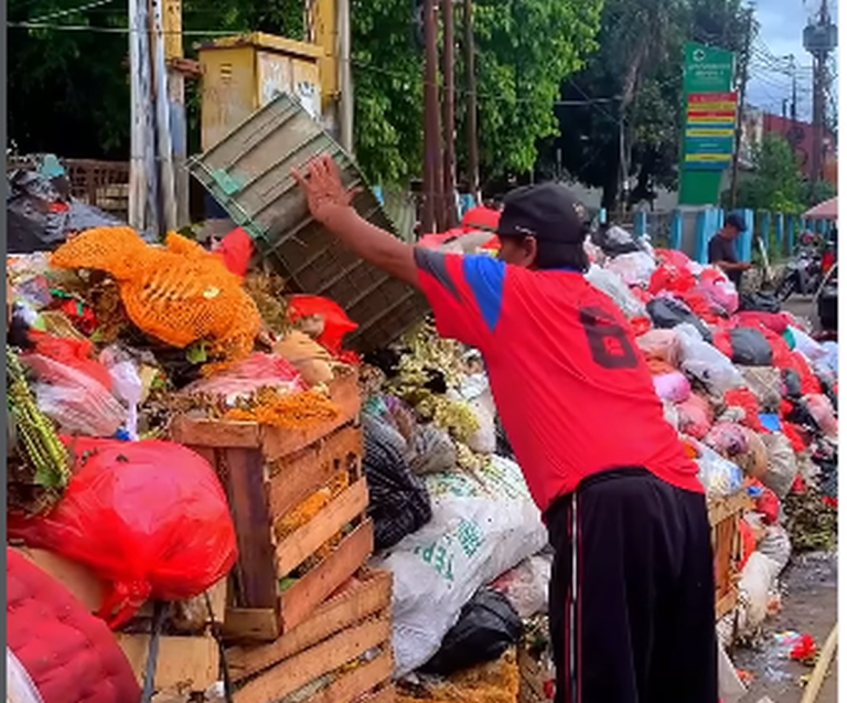 Sampah Menggunung di Tangsel, Emak-Emak Serukan Buang ke Kantor Wali Kota! : Okezone News