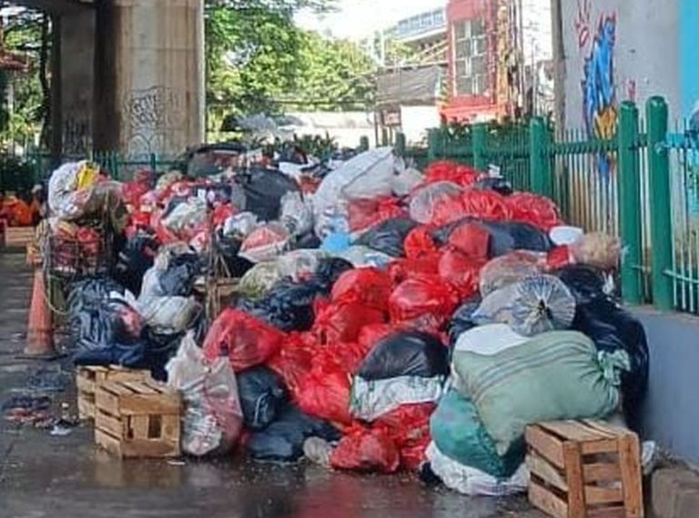 Horor! Sampah Penuhi Jalan Utama Tangsel Imbas Penutupan TPA Cipeucang : Okezone News