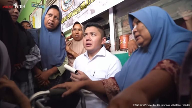 Momen Seskab Teddy Catat Aspirasi Emak-Emak Pengungsi di Agam : Okezone News