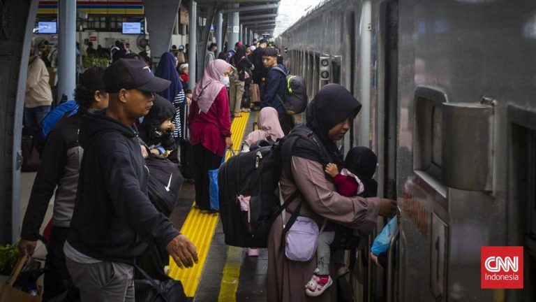 Stasiun Pasar Senen Mulai Dipadati Pemudik Libur Nataru