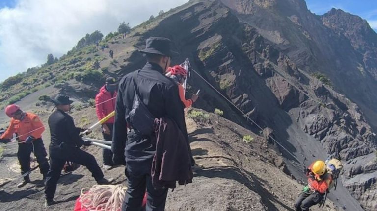 Pendaki 17 Tahun Meninggal Dievakuasi Usai Jatuh di Gunung Rinjani