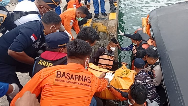 KM Putri Sakinah Tenggelam, Tim SAR Temukan Satu Korban di Perairan Pulau Padar : Okezone News