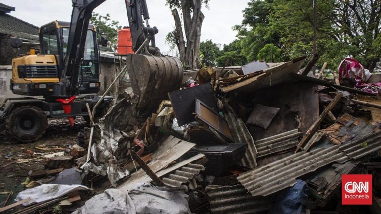 Pembongkaran Bangunan Liar di TPU Kober Rawa Bunga