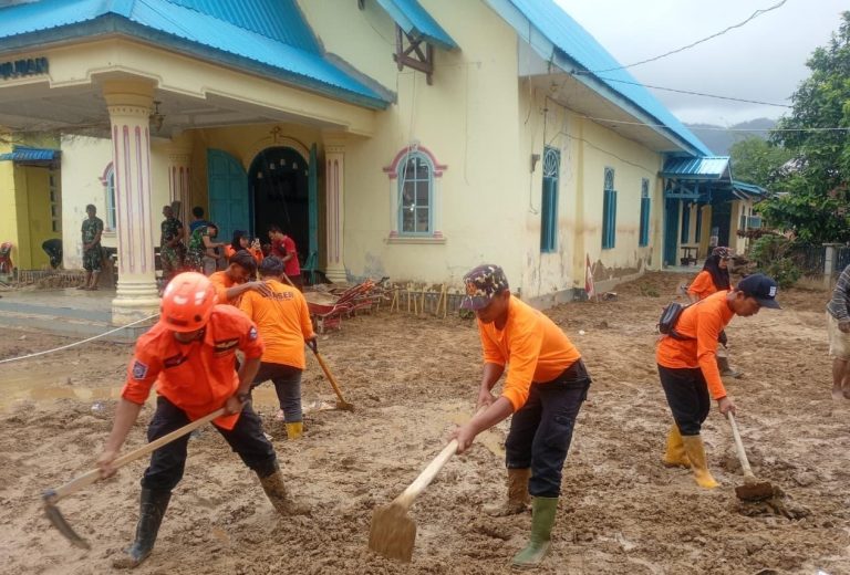 Banser Bersihkan Gereja Terdampak Banjir Bandang Sumut Jelang Natal : Okezone News