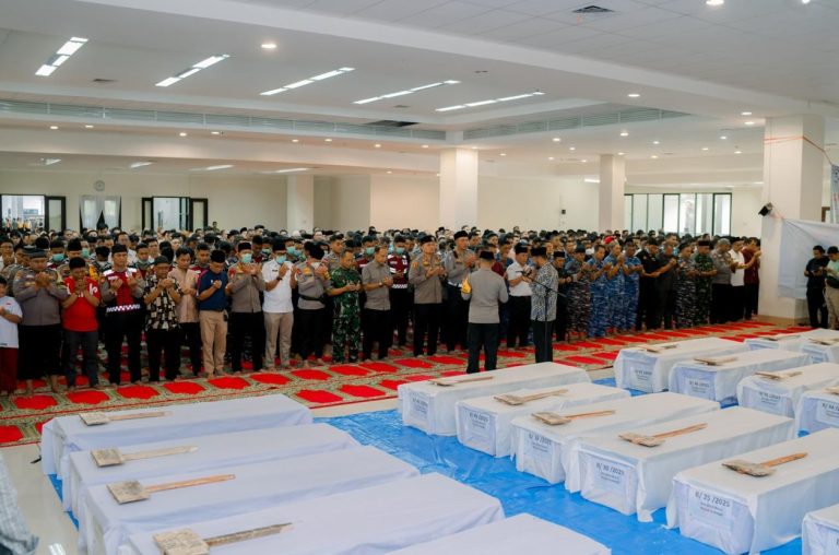 Momen Haru Kapolda Sumbar Pimpin Shalat Jenazah Korban Banjir di Masjid Raya : Okezone News