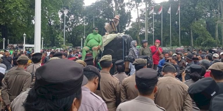 Ratusan Sopir Angkot Geruduk Balai Kota Bogor