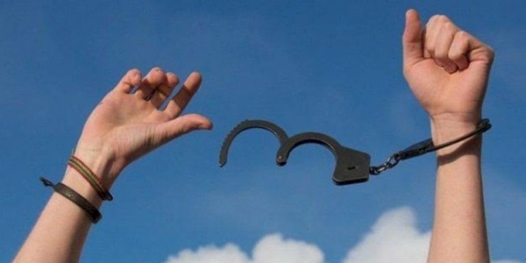 Kacamata Kuda Hukum Positif