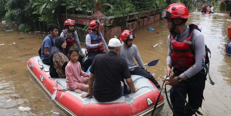 Kritik Walhi dan LBH Jakarta soal Banjir Keliru