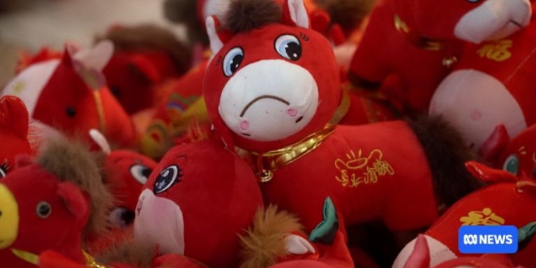 Boneka Kuda Menangis Viral Jelang Perayaan Imlek