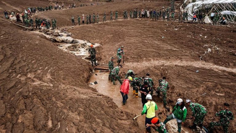 Alat Berat Tak Bisa Masuk Lokasi Longsor Cisarua